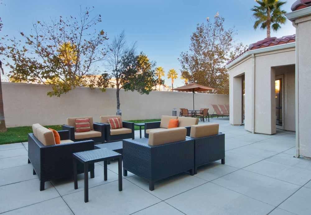 Courtyard By Marriott Palmdale Hotel Exterior photo