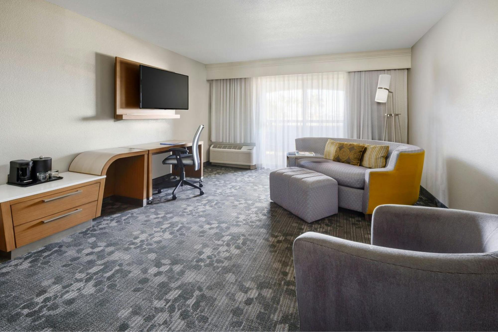Courtyard By Marriott Palmdale Hotel Exterior photo